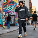 Trapstar Felpa indossata in un contesto urbano, evidenziando stili di moda e cultura streetwear.